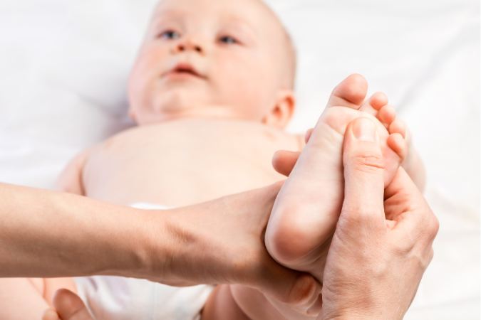 Bébé se fait masser le pied