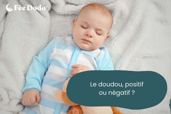 bébé endormi sur le dodo avec son doudou