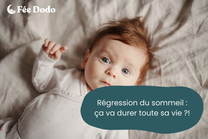 Bébé roux qui regarde la caméra avec de grands yeux