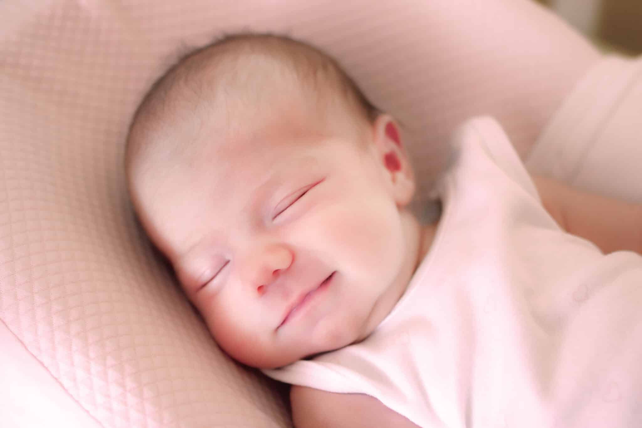 bébé dort ambiance rose sommeil bébé