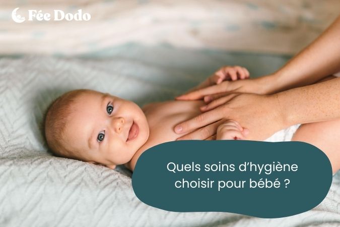 Bébé souriant qui reçoit un massage