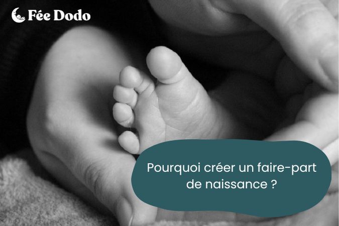 Pieds de bébé tenus dans des mains adultes