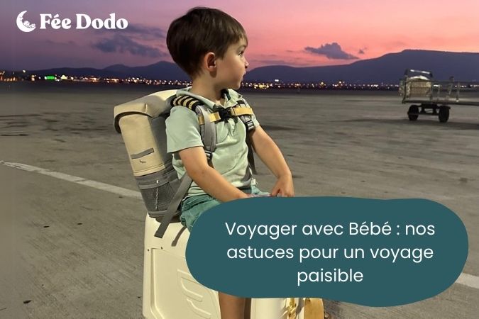 Enfant sur sa valise avant de monter dans l'avion