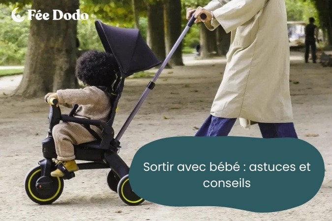 Bébé sur un tricycle en balade avec sa maman