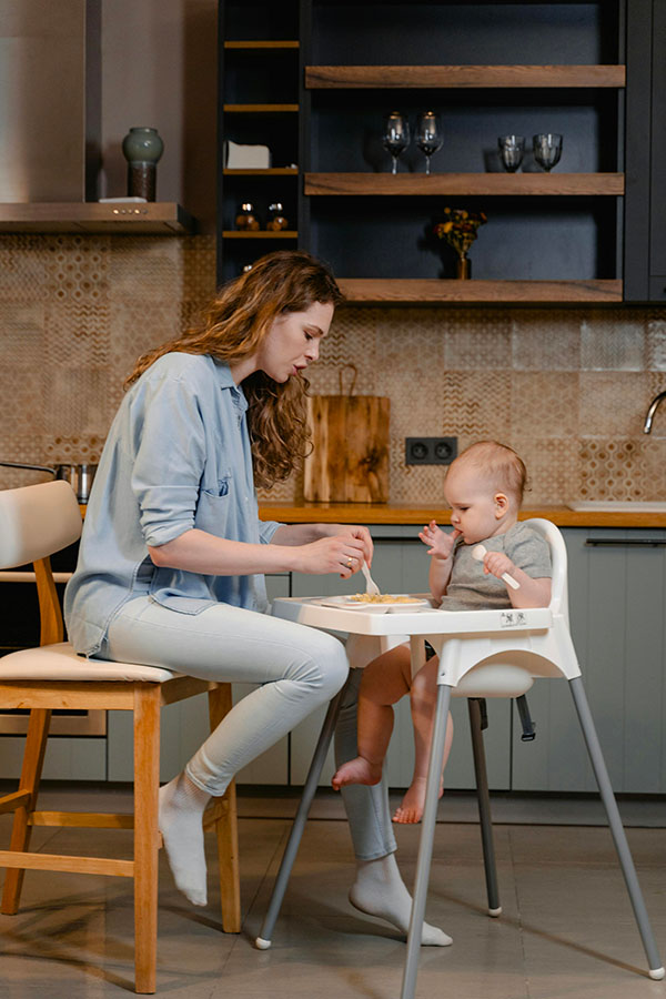 Moment de complicité pendant le repas, bébé tranquille face à sa maman