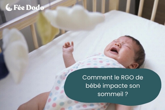 bébé qui pleure dans son lit