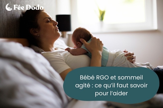 Maman qui essaye de calmer bébé RGO en souffrance