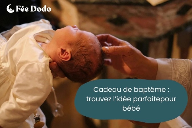 bébé en train de se faire baptiser avec sa médaille de baptême