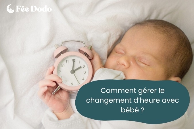 bébé qui dort dans son lit après le changement d'heure