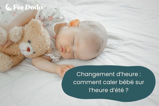 Bébé qui dort paisiblement après le changement d'heure