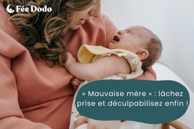 bébé qui pleure dans les bras de sa maman