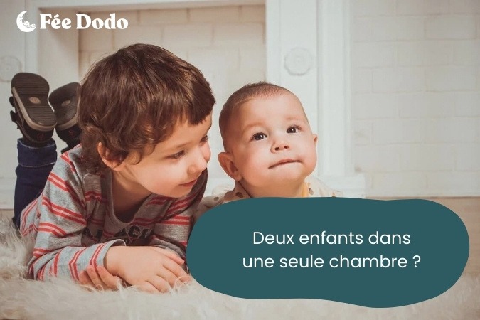 deux enfants allongés sur le ventre