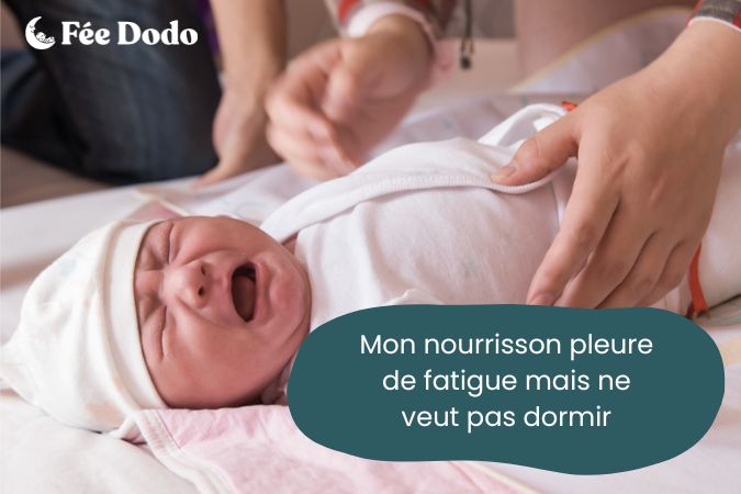 Bébé qui pleure fort, couché sur le dos