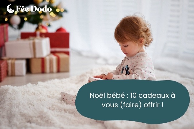 bébé qui ouvre ses cadeaux de noël
