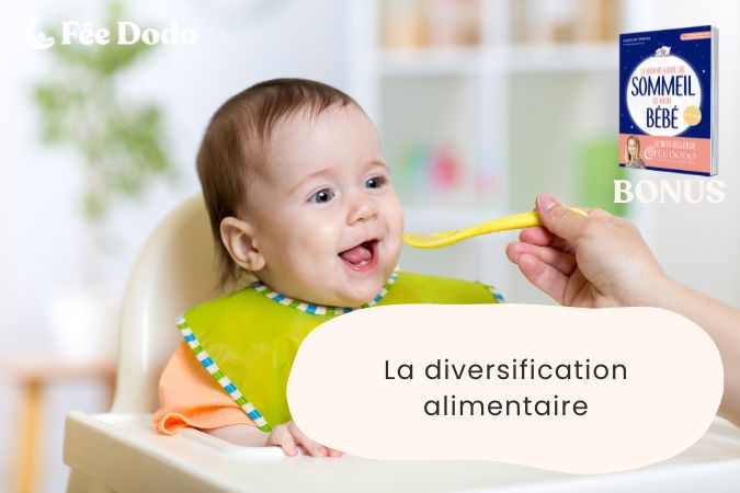 bébé dans sa chaise haute qui mange avec le sourire