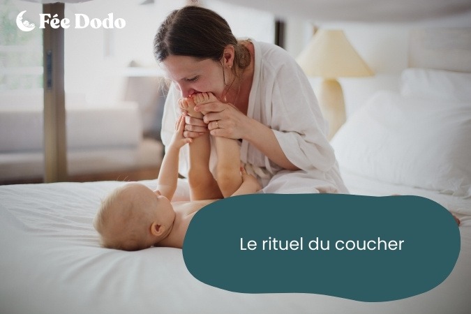 maman qui embrasse les pieds de son bébé