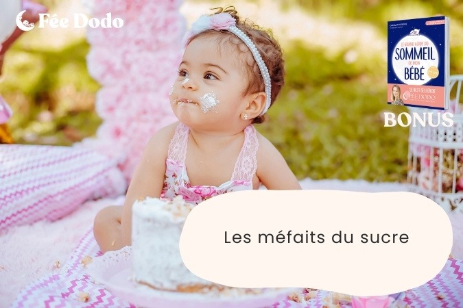 bébé qui mange un gâteau