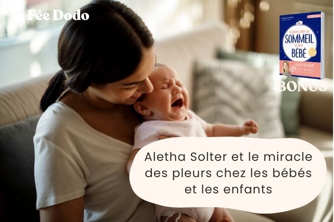 Bébé qui pleure dans les bras de sa maman