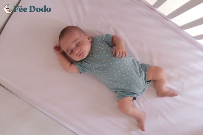 bébé qui dort paisiblement dans son lit
