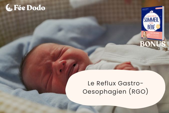 Petit bébé qui pleure allongé