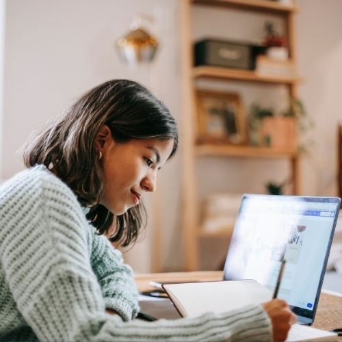 Une femme suit la formation de l'Ecole fée Dodo pour se former au sommeil des bébés et des enfants