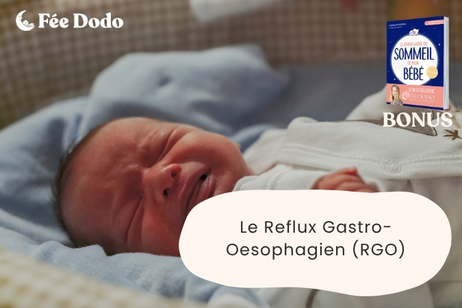 bébé qui pleure dans son lit car il est inconfortable