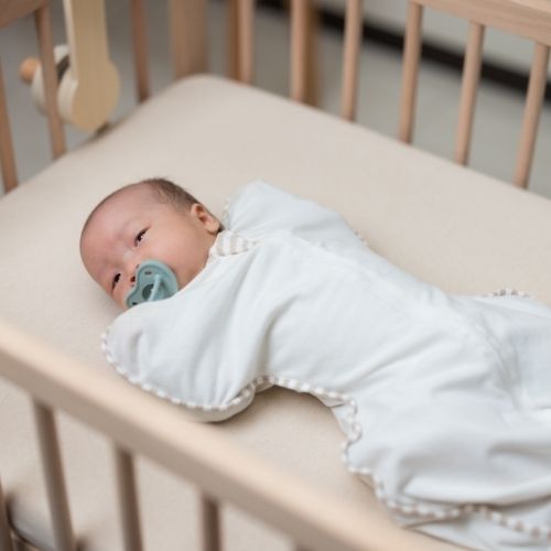 Bébé dort avec une tétine